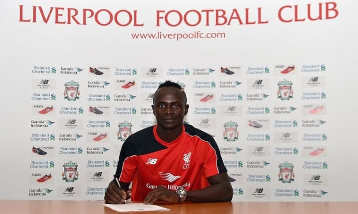Садьо Мане на подписании контракта / liverpoolfc.com
