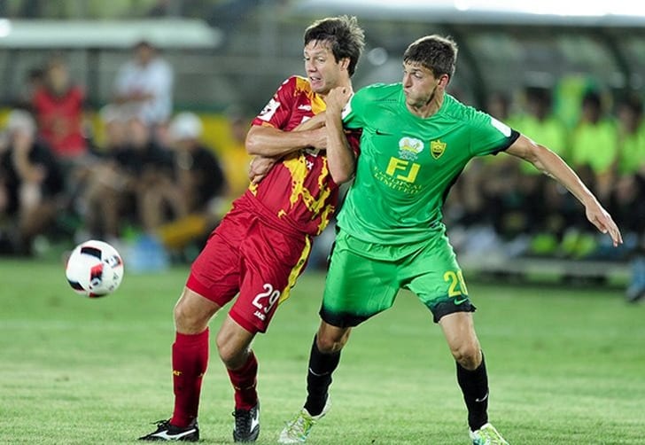 Филипп Будковский (справа), fc-anji.ru