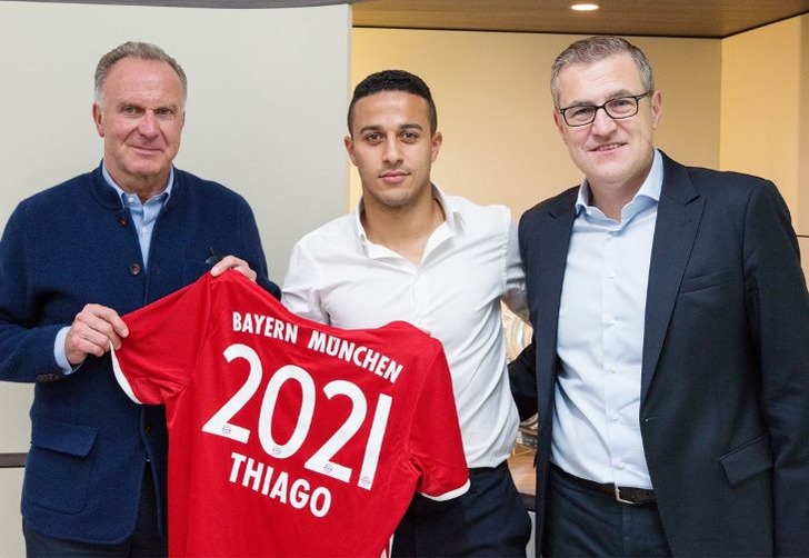 Тьяго Алькантара (в центре), fcbayern.com