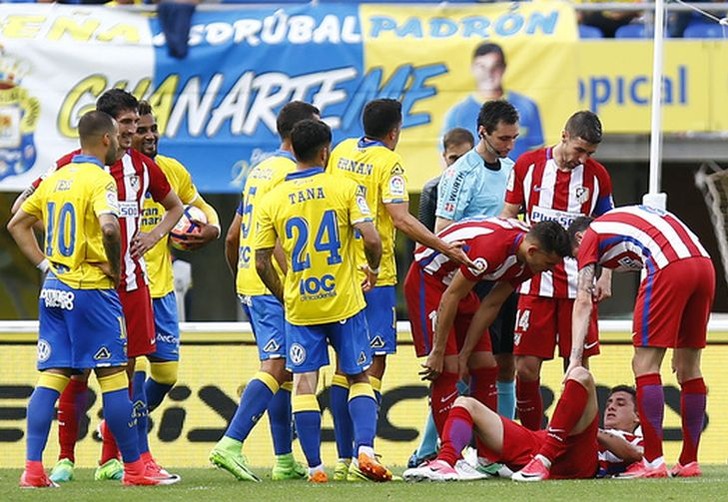 Хосе Мария Хименес лежит на газоне, atleticodemadrid.com