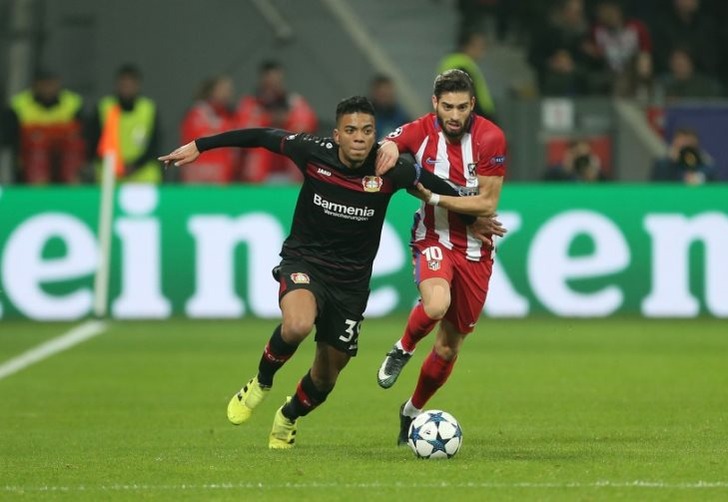 Бенджамин Хенрихс (слева), bayer04.de