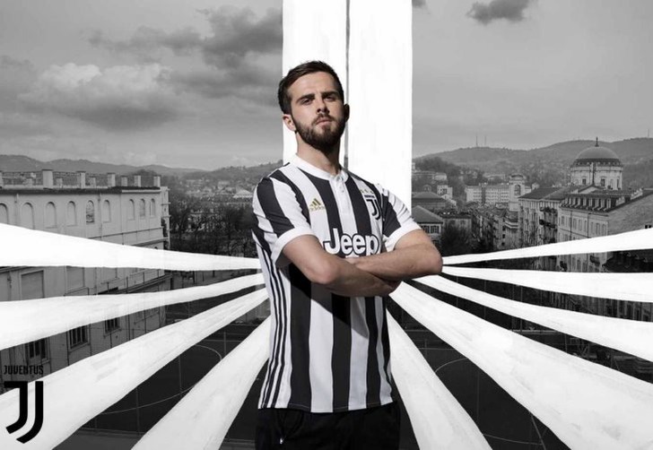 Миралем Пьянич в новой домашней форме "Ювентуса", juventus.com