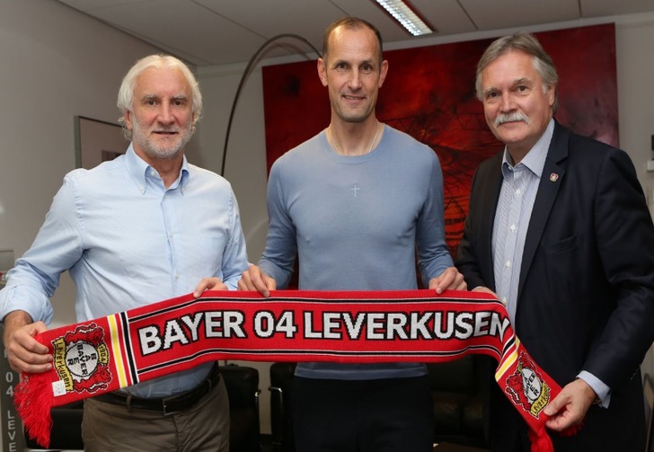 Хайко Херрлих (в центре), bayer04.de