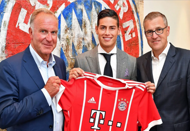 Хамес Родригес (в центре), fcbayern.com