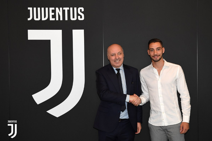 Маттиа Де Шильо (справа), juventus.com