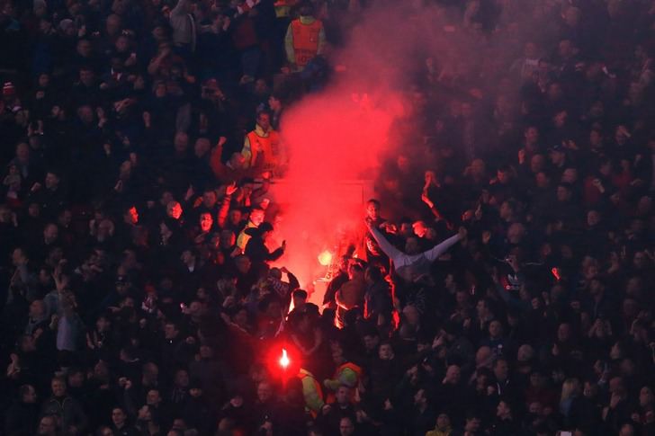 Болельщики "Ливерпуля" жгут пиротехнику на трибунах "Олд Траффорд" / Фото: Getty Images