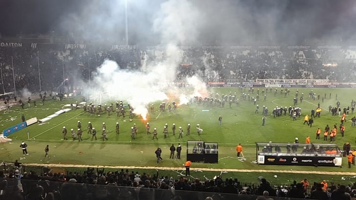 Беспорядки на матче между ПАОКом и "Олимпиакосом" / Фото: gazzetta.gr