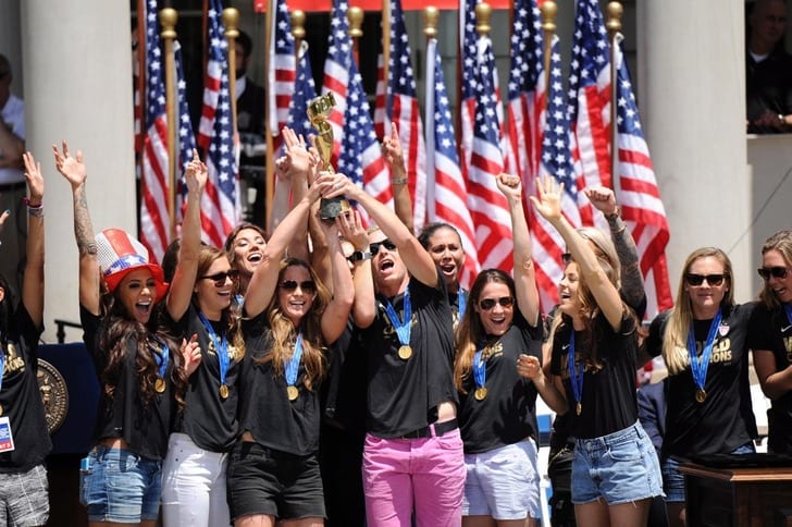 Футболистки женской сборной США празднуют победу на чемпионате мира / Фото: nydailynews.com