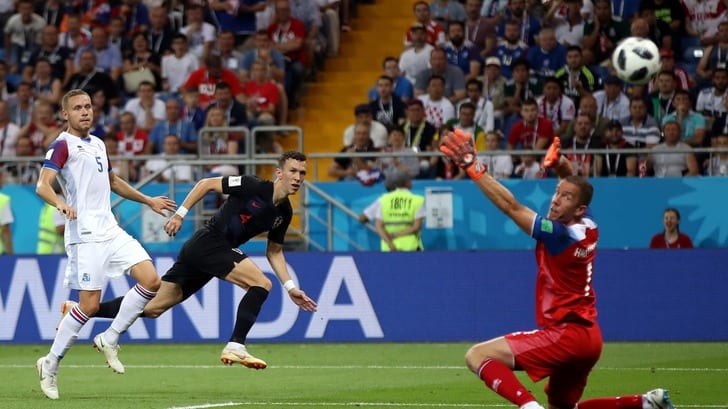 Ханнес Тор Халльдорссон (справа), fifa.com