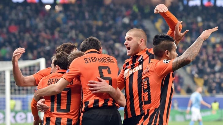 Ярослав Ракицкий (в центре), eurosport.ru
